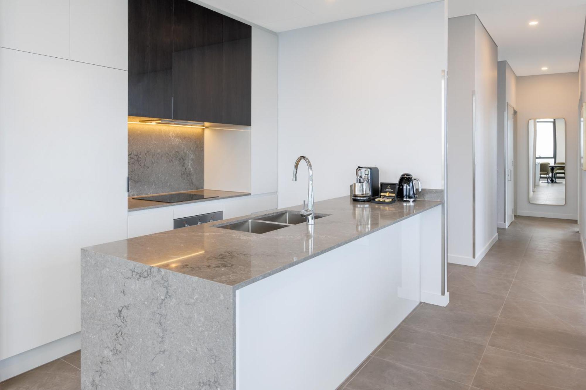 Meriton Suites מלבורן מראה חיצוני תמונה A kitchen in a typical apartment