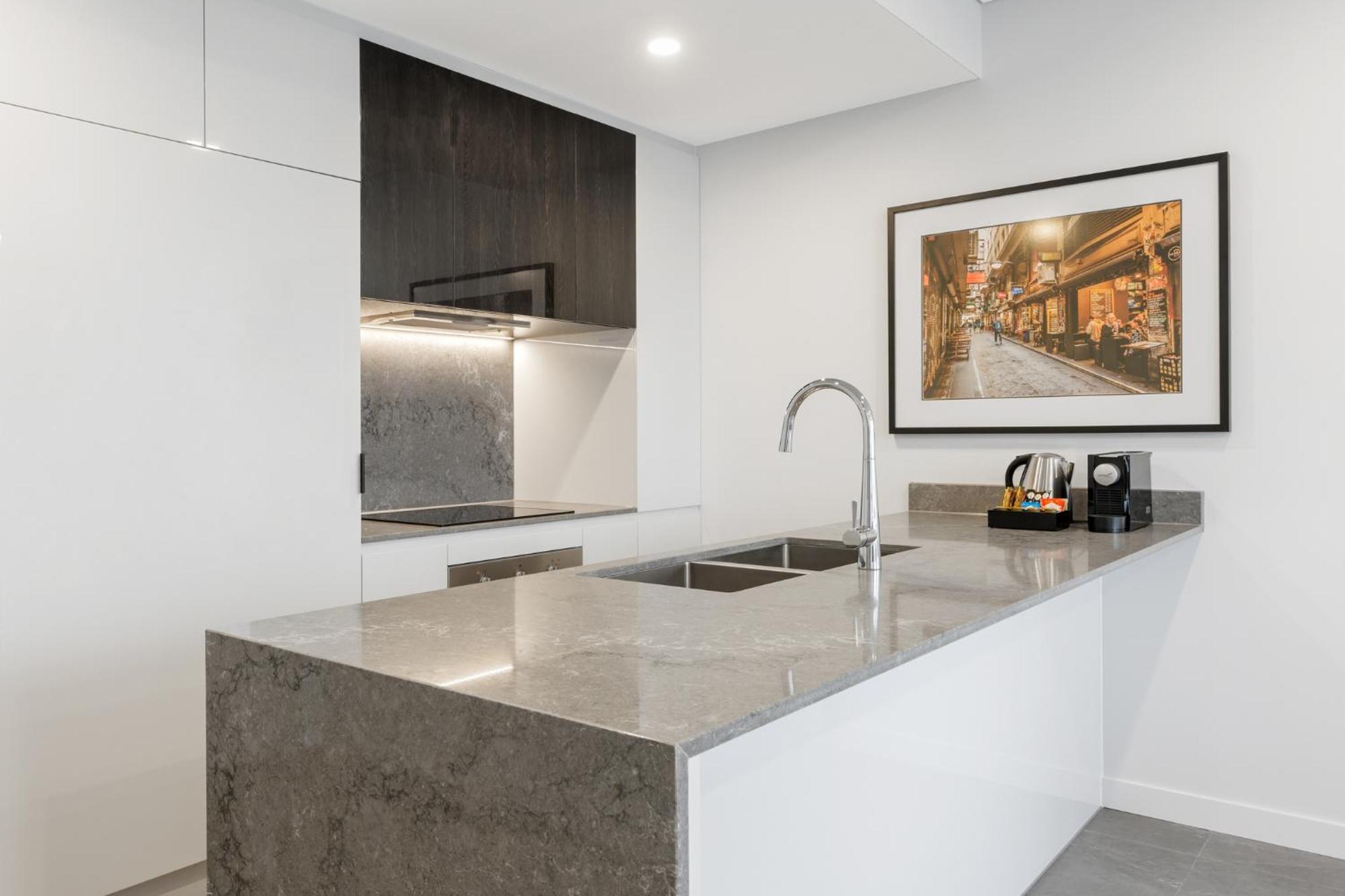 Meriton Suites מלבורן מראה חיצוני תמונה A kitchen in a typical apartment