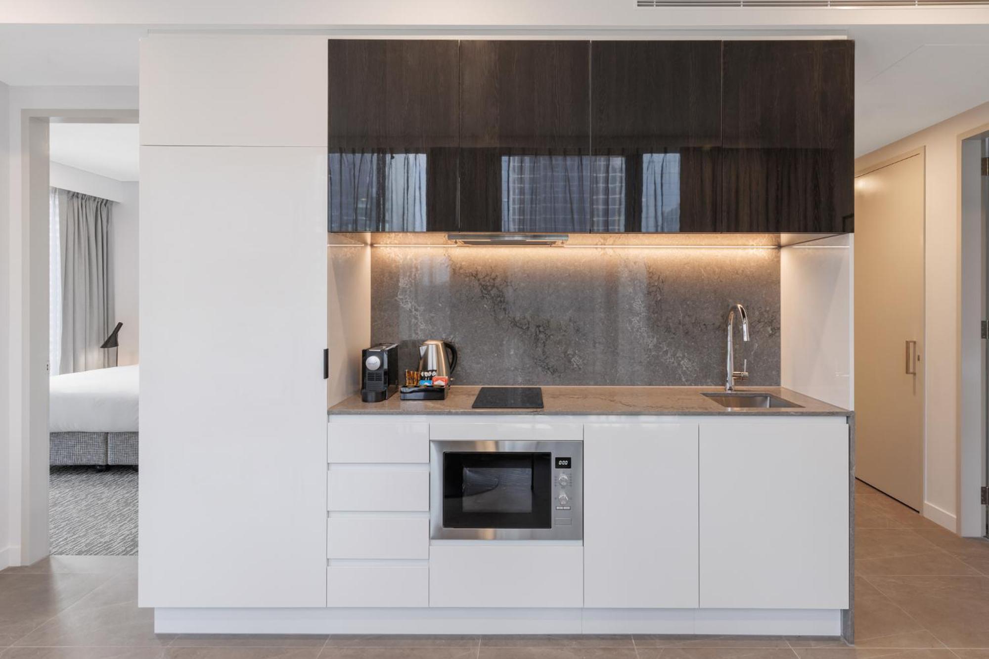 Meriton Suites מלבורן מראה חיצוני תמונה Kitchenette in a hotel room